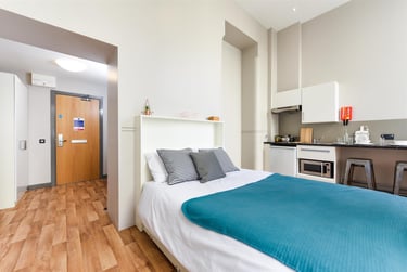1 bed flat, College Square East, Holylands, Belfast, BT16DJ - Image 1